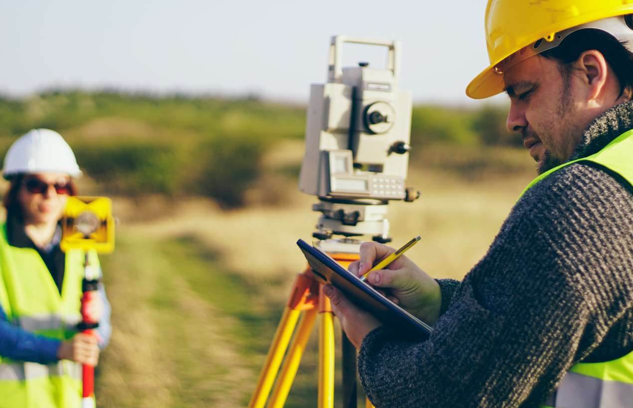 Lista de chequeo de equipos para trabajos topográficos