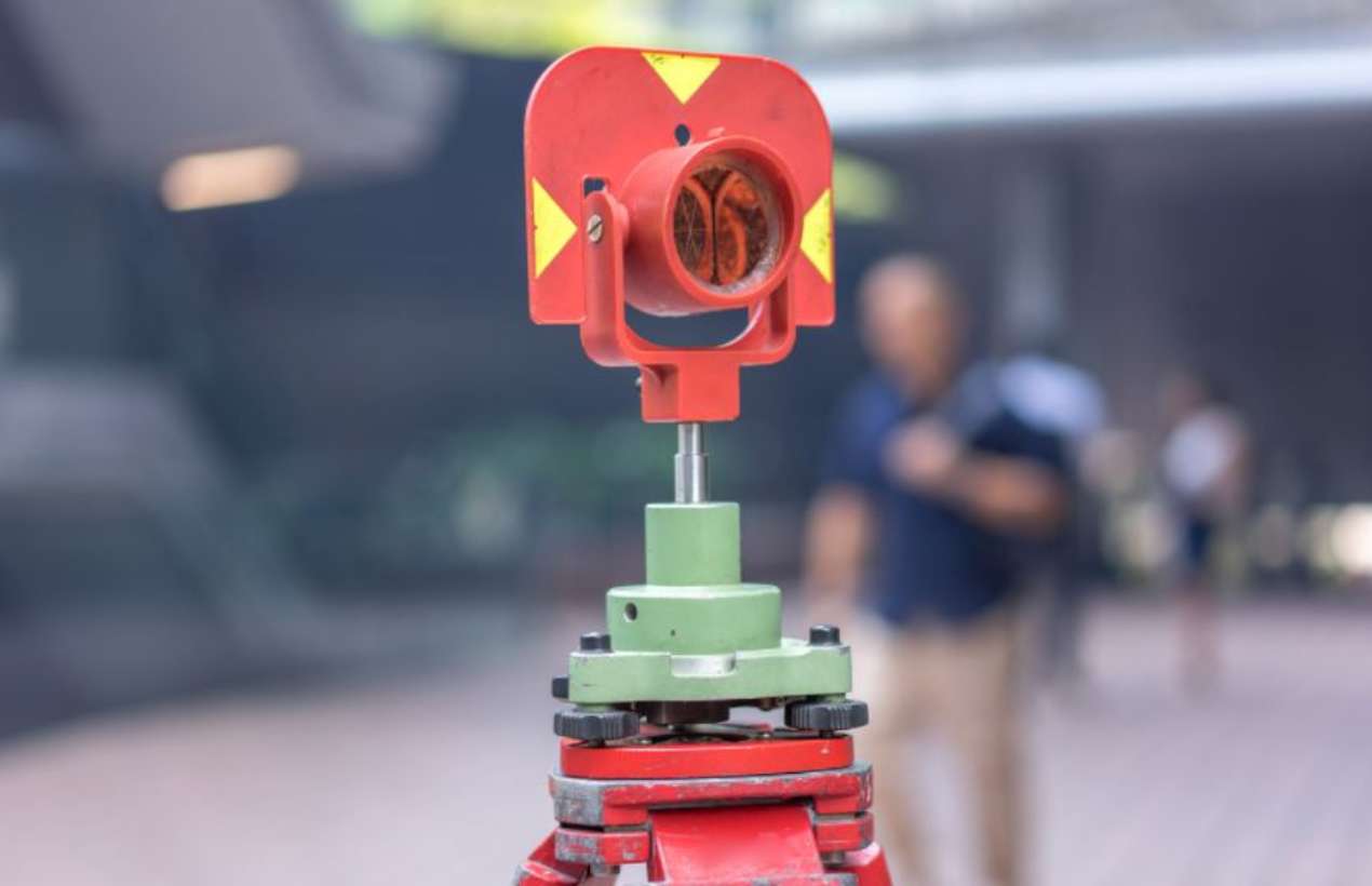 Guía Completa sobre Prismas en Topografía: Tipos, Usos y Cuidados